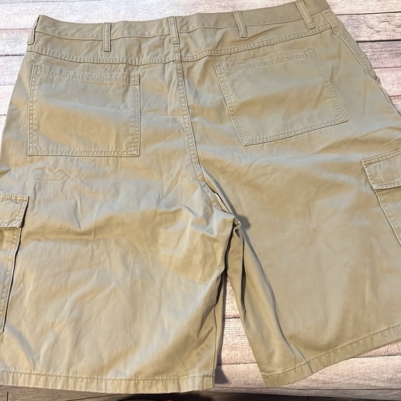 Wrangler Men’s Cargo Shorts with tech pocket Size 42. NWOT - Picture 2 of 4
